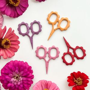 Ciseaux à fleurs brodées orange, manche fleuri, lames en acier inoxydable affûtées pour la coupe des cheveux |   Ciseaux de couture pour droitiers - Product Image 1