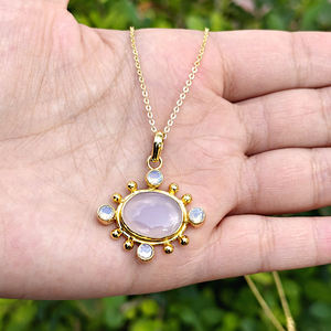 Collar artesanal de calcedonia rosa con colgante de cuarzo opalita con diseño de rayos de sol, chapado en oro de 18k sobre latón. - Product Image 1