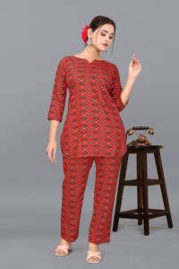 Ensemble coordonné élégant pour femme en poly-rayonne imprimé rouge, tenue décontractée deux pièces à col rond, coupe ample, pantalon et veste pour femme, durable - Product Image 3