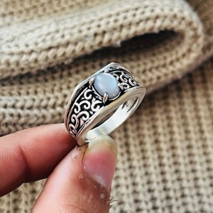 Anillo vintage de piedra lunar, chapado en plata 925, con engaste de bisel para gema ovalada, acabado en plata antigua, unisex, para uso diario. - Product Image 3