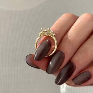 Anillo de compromiso único de oro amarillo de 14k con 5 diamantes de laboratorio de 2 quilates con corte almohada alargado, certificado por IGI - Product Image 3