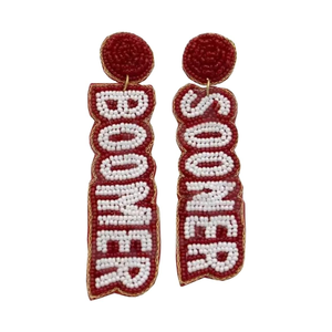 Boucles d'oreilles en coton perlées faites à la main, lettres Boomer Sooner rouges et blanches, bijoux textiles - Product Image 1