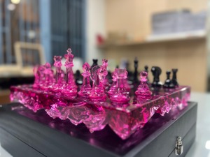 Ensemble d'échecs en résine personnalisé avec boîte, pièces d'échecs de luxe, design artistique fait main pour les nouveaux joueurs - Product Image 3