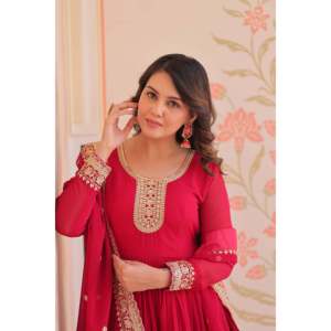 Robe de mariée pour la mère de la mariée en georgette effet fleuri, brodée et drapée, avec dupatta - Product Image 2