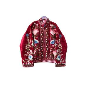 Veste matelassée en coton brodée Suzani en velours rouge, faite à la main, avec boutons floraux, style bohème, kimono d'hiver, vêtement ethnique artisanal - Product Image 1