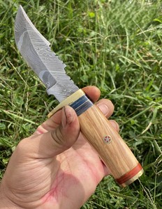 Cuchillo de caza/para desollar hecho a mano de acero de Damasco con punta de clip, mango de madera, funda de cuero, OEM/ODM/OBM, grado industrial/DIY, 8 pulgadas - Product Image 1