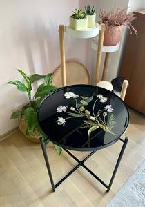 Mesa Auxiliar de Resina Botánica Negra con Acentos de Flores Prensadas en Epoxi - Product Image 3