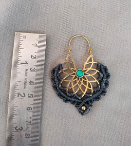 Boucles d'oreilles cœur en macramé bleu vintage avec pierre turquoise au centre, motif floral doré, style bohème, faites à la main, bijoux de fête pour femme - Product Image 1