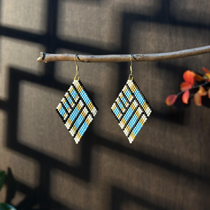 Pendientes de Estilo Geométrico Tejidos a Mano con Cuentas de Vidrio para Fiestas y Moda por MD HANDICRAFTS - Product Image 1