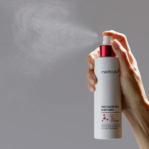 medicube RED CLEAR CICA BODY MIST – Brume corporelle anti-acné, apaisante et exfoliante avec AHA, BHA, 1% Super Cica et Niacinamide - Product Image 3