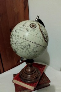 Globo terráqueo de metal de primera calidad con mapas de aluminio anodizado y un elegante acabado plateado metálico para exhibiciones educativas - Product Image 5