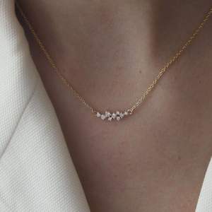 Collier minimaliste en or jaune avec barre de diamants, pendentif délicat en grappe de diamants ronds horizontaux, bijoux en diamants pour tous les jours - Product Image 1