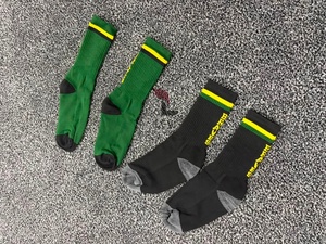 Chaussettes de sport athlétiques personnalisées pour le football, ajustement sécurisé, disponibles dans des couleurs et des motifs d'équipe personnalisés. - Product Image 3