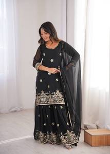 Traje Kurta Sharara de Diseñador en Georgette con Bordado de Lentejuelas, Detalle de Dori en la Espalda, Parte Inferior Fluida y Dupatta Coordinada para Mujer - Product Image 4
