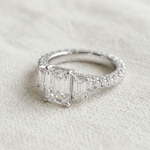 Bague en argent sterling 925 pour femme, moissanite taille radiant, trois pierres, pour fiançailles, mariage, anniversaire, fête, plaqué rhodium - Product Image 2