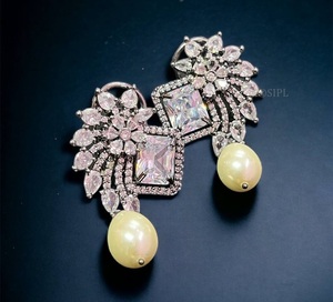 Magnifiques boucles d'oreilles pendantes tendance en laiton plaqué or de qualité supérieure avec zircon CZ pour femmes, collection pour fêtes et mariages - Product Image 3