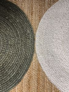 Alfombra de Yute Hecha a Mano de Alta Calidad, Forma de Medio Círculo, Antideslizante, Moderna y Abstracta, de Exportadores Indios, a Precio de Oferta - Product Image 1