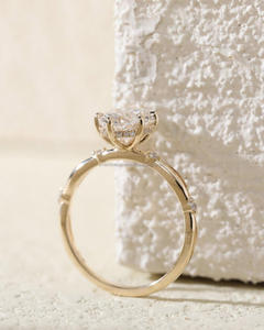 Anillo de compromiso/boda unisex de oro blanco de 14k con diamante ovalado cultivado en laboratorio IGI, estilo vintage, ideal para aniversarios y fiestas. - Product Image 2