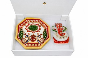 Chowki ประติมากรรมพระพิฆเนศลายนกยูงกับรูปปั้นพระพิฆเนศขนาดเล็กสำหรับบ้าน - Product Image 2