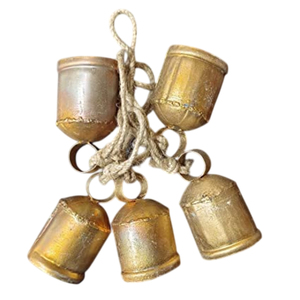 Campanas de vaca vintage hechas a mano con cuerda de yute, campanas rústicas de metal dorado para decoración de coronas navideñas y repisas de granja. - Product Image 3