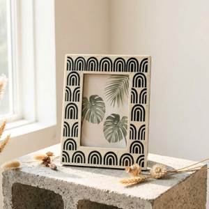 Cadre photo pliable artisanal en bois imprimé couleur naturelle avec incrustation d'os de luxe, motif floral, étanche et écologique - Product Image 1
