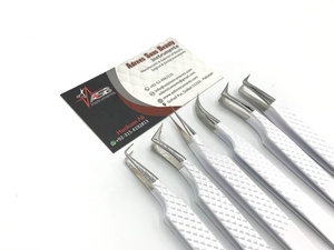 แหนบดัดขนตาสีเทาและขาว รุ่น Diamond Grip 90 45 องศา โค้งงอ แยกขนตาได้ดี ผลิตจากสแตนเลสสตีลปลายแหลม พร้อมปลายไฟเบอร์ - Product Image 4