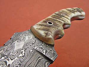 Cuchillo de Caza Personalizado de Acero Damasco Forjado de Grado Industrial con Mango de Madera y Funda, Soporte OEM - Product Image 2