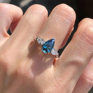 Anillo de Compromiso de Tres Piedras con Diamante Cultivado en Laboratorio Certificado por IGI, Color Azul Pera de 2.1ct, Oro Blanco de 14K, Diseño de 3 Piedras - Product Image 3