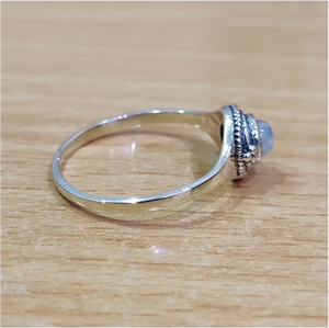 Bague élégante en pierre de lune, minimaliste et légère, en argent 925 - Bijoux fins faits à la main, accessoires fabriqués en Inde - Product Image 3
