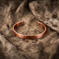Brazalete de Cobre Martillado a Mano |   Joyería Unisex Ajustable, Rústica, para Múltiples Ocasiones, con Impresión Reactiva Personalizada y a la Moda