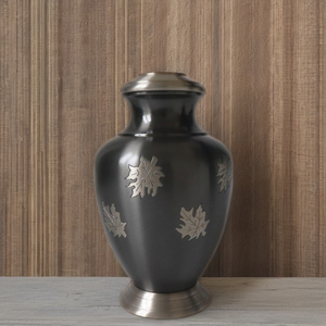 Urna Funeraria de Latón Hecha a Mano con Diseño de Hoja de Arce, Urnas Personalizadas Grabadas para Cenizas Humanas, Urna de Metal Duradera para Cenizas Humanas con Diseño Grabado - Product Image 3