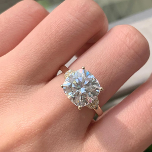 Anillo de compromiso clásico con halo de moissanita blanca de 3 quilates, corte cojín, chapado en oro sobre plata de ley, engaste de púas, corte brillante - Product Image 3