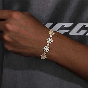 Bracelet Flocon de Neige Hivernal en Or Véritable et Diamants de Laboratoire, Clarté VVS DEF, Fermoir Boîte, Bijou Tendance pour Femmes et Hommes - Product Image 3