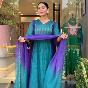 Ensemble Anarkali Premium en pure soie Mul Chanderi avec Kurta, pantalon, dupatta et bracelet brodés à la main dorés – Tenue de fête - Product Image 4