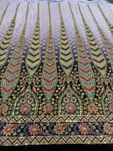 Tissu imprimé de qualité supérieure avec broderie, un textile moderne conçu pour les collections de mode et de vêtements élégants. Ce tissu est un article essentiel pour la mode. - Product Image 4
