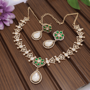 Ensemble collier choker élégant en émeraude et fleurs Kundan avec boucles d'oreilles pendantes assorties, bijoux artisanaux traditionnels pour mariée et fêtes - Product Image 3