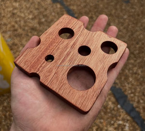 Juego de Posavasos de Madera Duraderos Hechos a Mano con Logotipo Personalizado, Posavasos de Roble y Corcho en Caja de Regalo para Uso en el Hogar y Restaurantes - Product Image 1