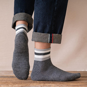 ถุงเท้ายาวถึงเข่าแบบสั่งทำพิเศษ ผลิตจากผ้าถักยืดหยุ่น สวมใส่สบาย พร้อมบริการเพิ่มโลโก้แบรนด์ส่วนตัว สำหรับเสื้อผ้าแฟชั่น - Product Image 4