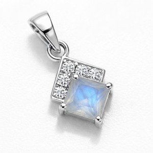 Pendentif en argent 925 plaqué rhodium avec pierre de lune géométrique, taille princesse, sertissage griffe, fait main, design solitaire classique, unisexe - Product Image 3