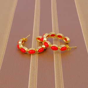 Pendientes de Aro de Coral Rojo Hechos a Mano con Diseño de Piedras Preciosas, Chapados en Oro, Joyería de Latón Ovalada, Piedra de Nacimiento de Moda, Venta al por Mayor, El Joyero Bezel - Product Image 5