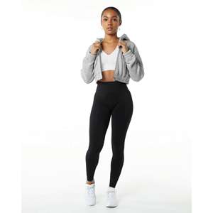 Sweat à capuche zippé gris clair pour femme, coupe courte, manches longues, style streetwear décontracté, en polaire non tissée, avec logo imprimé sur le devant - Product Image 2