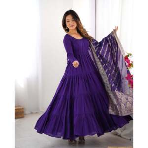 Robe Anarkali violette de créateur NKB avec pantalon et dupatta pour les fêtes, taille XS, en polyester - Product Image 4