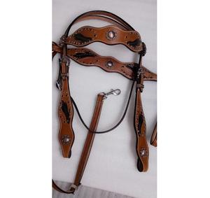 Ensemble de têtière, collier de poitrée et rênes en cuir brun style western pour cheval, avec incrustations de plumes et conchos cloutés, pour le rodéo et le barrel racing - Product Image 1
