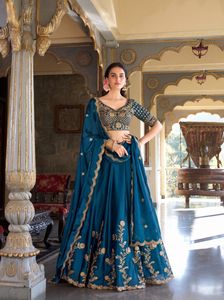 Lehenga en soie Rangoli de créateur avec broderie Zari et sequins, comprenant une blouse brodée en soie Rangoli et un dupatta brodé ajouré. - Product Image 4