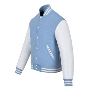 Chaqueta Varsity Azul Claro Personalizada para Hombre, Cuerpo de Lana, Mangas de Cuero Blanco, Bloques de Color, Cuello Alto, Cierre de Botones, Estilo Deportivo, OEM - Product Image 3