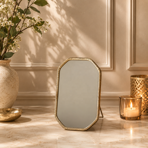 Miroir de courtoisie contemporain en métal avec forme d'arche facetée et support sur chevalet pour coiffeuse et salle de bain - Product Image 1