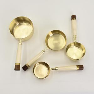 Ensemble de 4 tasses et cuillères à mesurer en acier inoxydable personnalisées pour la pâtisserie, finition PVD dorée avec manche en résine, outils durables pour la cuisine à domicile - Product Image 3