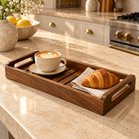 Plateau de service moderne en bois naturel à lattes de qualité supérieure |   Table de réception rectangulaire avec poignées découpées et bord surélevé pour thé, café, collations, mariage