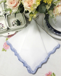 Serviettes en tissu personnalisées en gros, broderie, bordure festonnée bleue, serviettes de table en coton, durables pour la maison, les mariages et les événements - Product Image 5