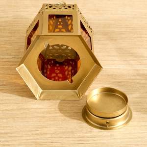 Lanternes hexagonales marocaines en métal doré de taille moyenne avec lumière de bougie, décoration intérieure pour le Ramadan - Product Image 6